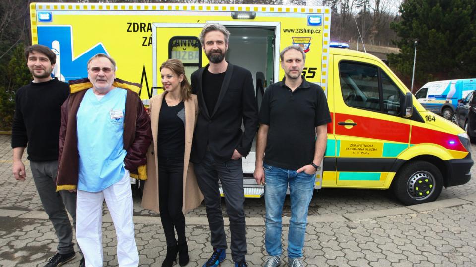 Herci přijeli na tiskovou konferenci ambulancí